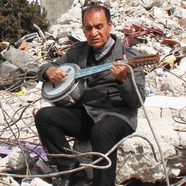 Enkazda eserlerini arıyor