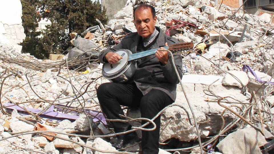 Enkazda eserlerini arıyor