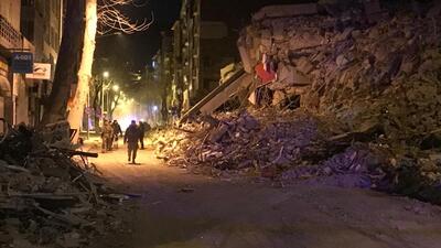 Hasarlı bina depremle yerle bir oldu