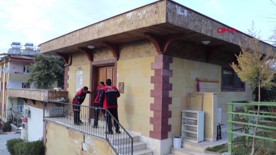 Ziyarete gittikleri türbede kilitli kaldılar