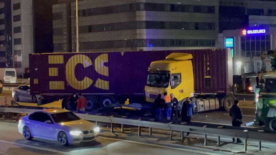 Alkollü TIR sürücüsü bariyerlere çarptı!