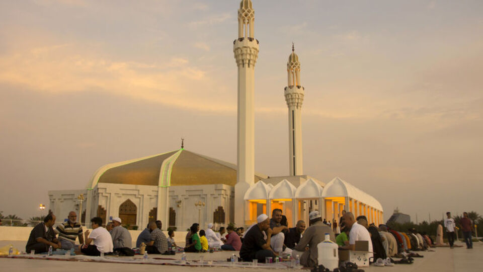 Suudi Arabistan'ın Ramazan kuralları ülkeyi böldü