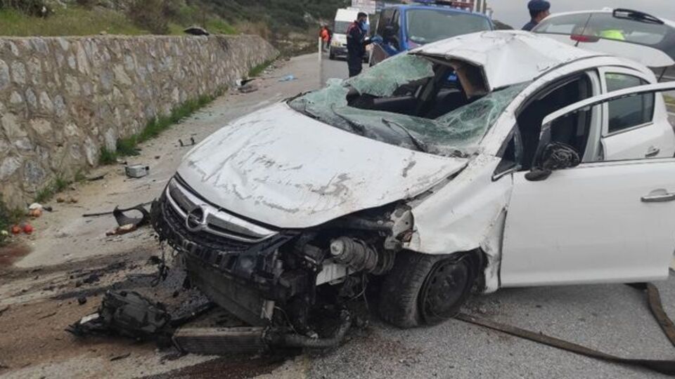 İstinat duvarına çarpıp takla attı: 2 ölü, 1 yaralı