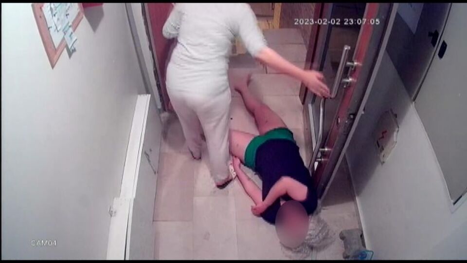 Sevgiliye demir çubukla bayıltan şiddet!