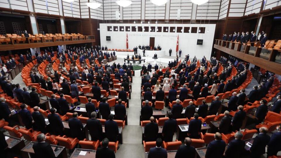 Meclis çalışmalarına devam edecek mi?