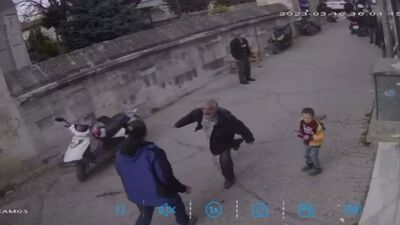 Çocuklarının gözleri önünde bıçaklandı