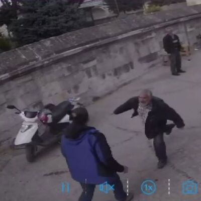 Çocuklarının gözleri önünde bıçaklandı