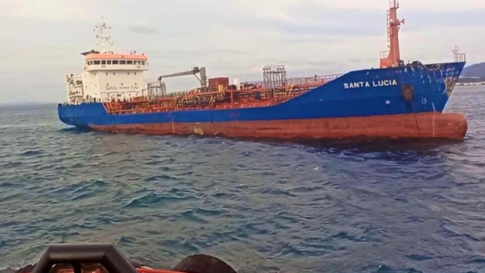 Çanakkale Boğazı'nda arızalanan gemi demirletildi