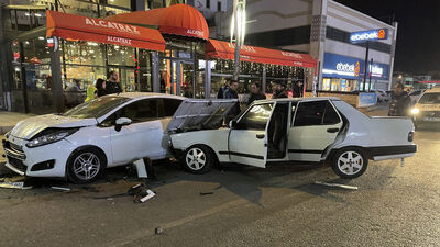 Otomobil park halindeki araçlara çarptı: 2 yaralı