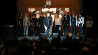 İş Sanat sahnesinden depremzedelere saygı duruşu