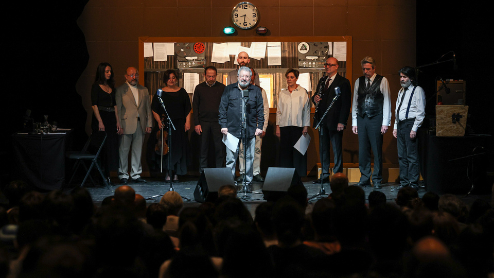 İş Sanat sahnesinden depremzedelere saygı duruşu