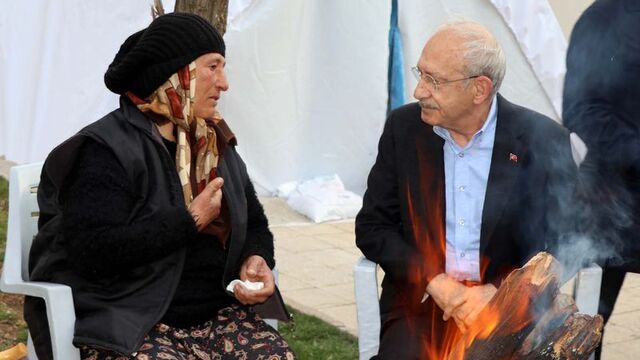 Kılıçdaroğlu geceyi çadırda geçirdi, depremzedelerle görüştü