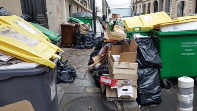 Fransa'da grev: Sokaklarda tonlarca çöp birikti