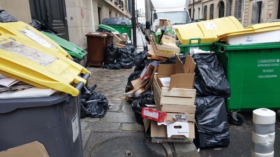 Fransa'da grev: Sokaklarda tonlarca çöp birikti