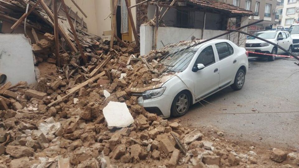 İzmir'de metruk bina aracın üzerine çöktü