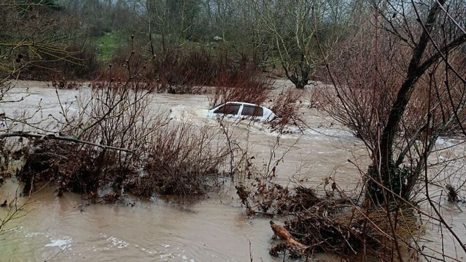 Çaya sürüklenen araçtan çıktı, boğularak can verdi