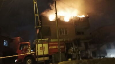 Ümraniye'te evin çatısı alev alev yandı