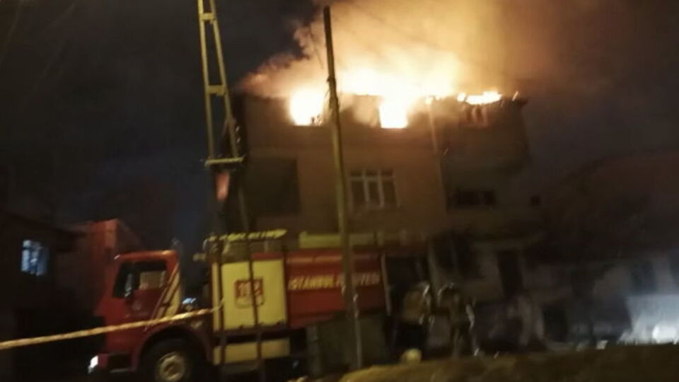 Ümraniye'te evin çatısı alev alev yandı