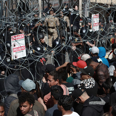 Yüzlerce göçmen ABD sınırına akın etti!