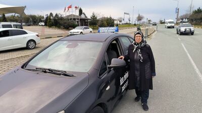 71 yaşındaki Ulviye teyze torunları için ehliyet kursuna yazıldı