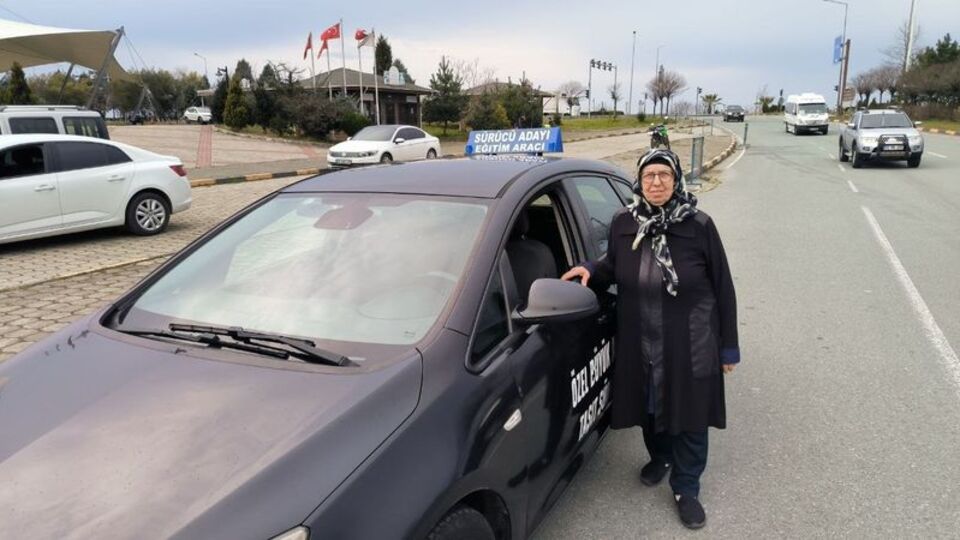 71 yaşındaki Ulviye teyze torunları için ehliyet kursuna yazıldı