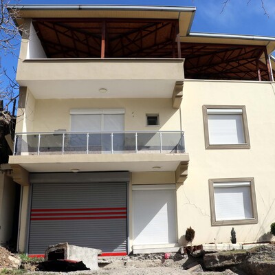 Depremde 2 katlı binanın yönü değişti!