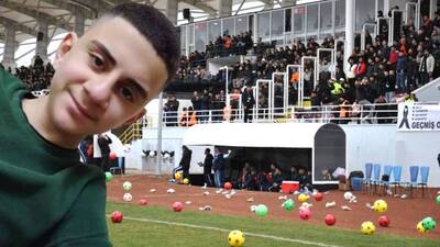 Tribünde acı olay! Daha 16 yaşındaydı
