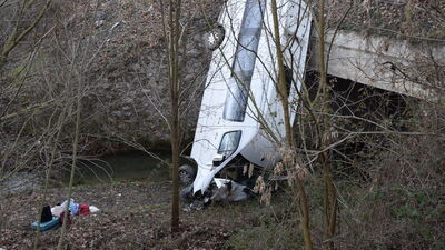 Dere yatağına düşüp, asılı kaldı: Yaralılar var