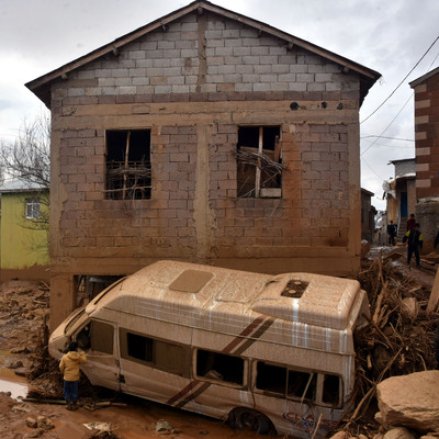 Bitlis'te gölet taştı! Çamur seli meydana geldi