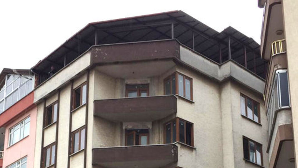 2 kişiyi silahla yaraladı, kendini çatı katına kilitledi