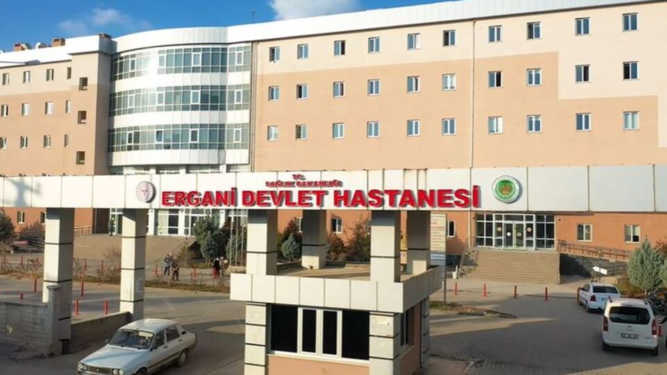 Sünnet için hastaneye götürülen çocuğun bademcikleri alındı