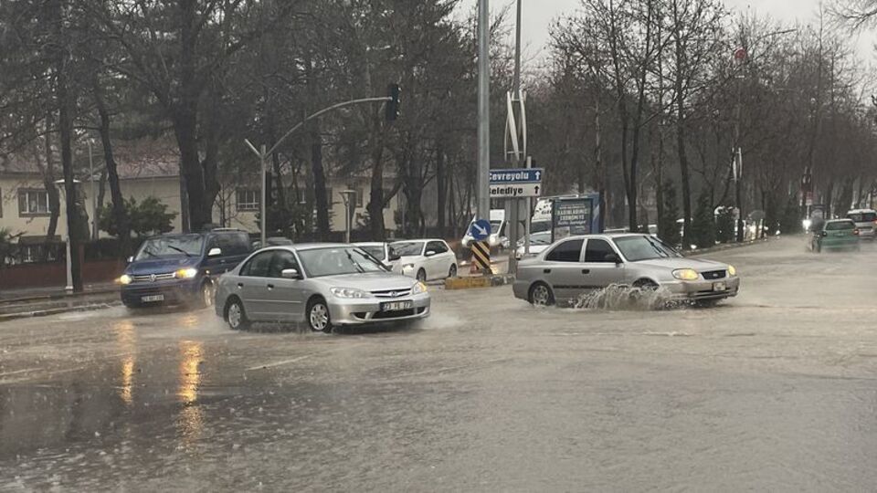 Elazığ'da sağanak etkili oldu