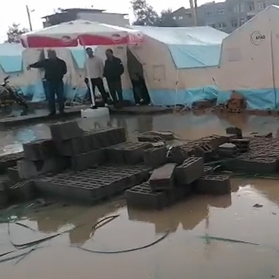 İskenderun'da çadır kenti sağanak yağış vurdu!