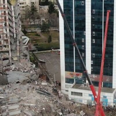 89 kişiye mezar olan sitede kolonları inceltmişler!