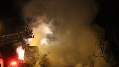 Uşak'ta iki katlı evde yangın paniği