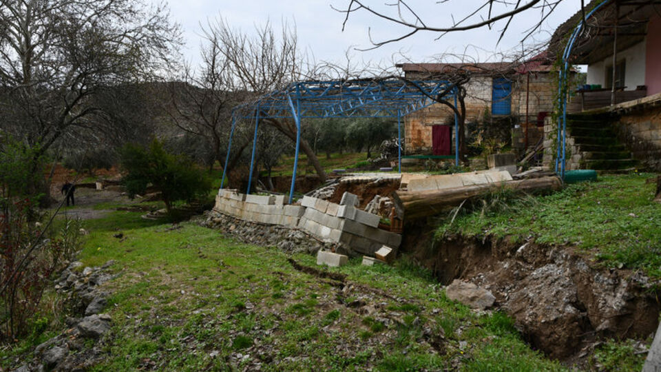 Felaketin bir görüntüsü daha... Evin bahçesi 1 metre çökmüş!