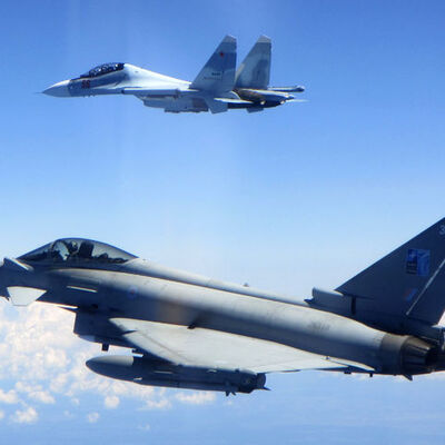 İngiliz ve Alman jetlerinden Rus uçağına müdahale