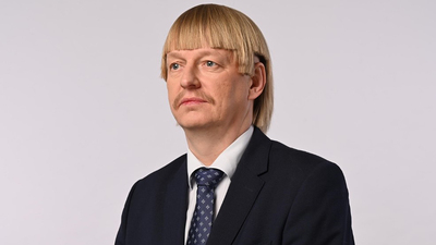 Estonyalı siyasetçi, saçlarıyla gündem oldu