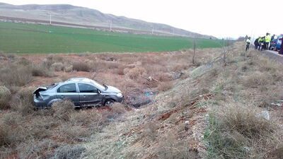 Şarampole devrilen otomobilin sürücüsü öldü