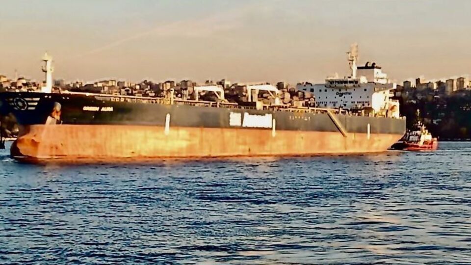 İstanbul Boğazı'nda arızalanan tanker kurtarıldı