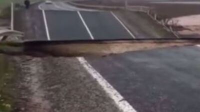 O an kameraya yansıdı! Sel kara yolunu böyle yuttu!