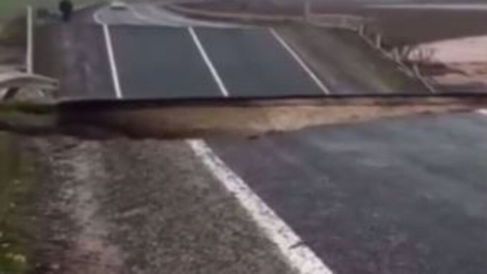 O an kameraya yansıdı! Sel kara yolunu böyle yuttu!