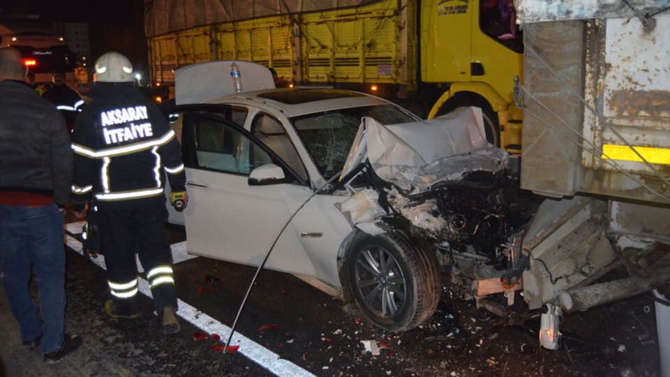 Otomobil kırmızı ışıkta bekleyen TIR'a çarptı: 4 yaralı