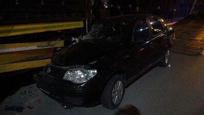 Otomobil TIR'a çarptı: 1'i çocuk 2 yaralı