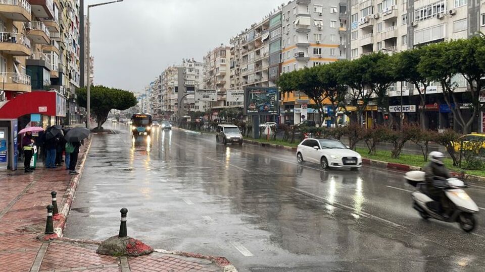 Antalya'da sağanak başladı! Sel uyarısı