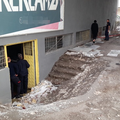 Depremzede çiftin yaşadığı işyeri sel sularıyla doldu!