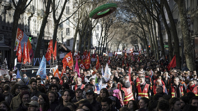 Fransa'da tartışmalı emeklilik reformu onaylandı