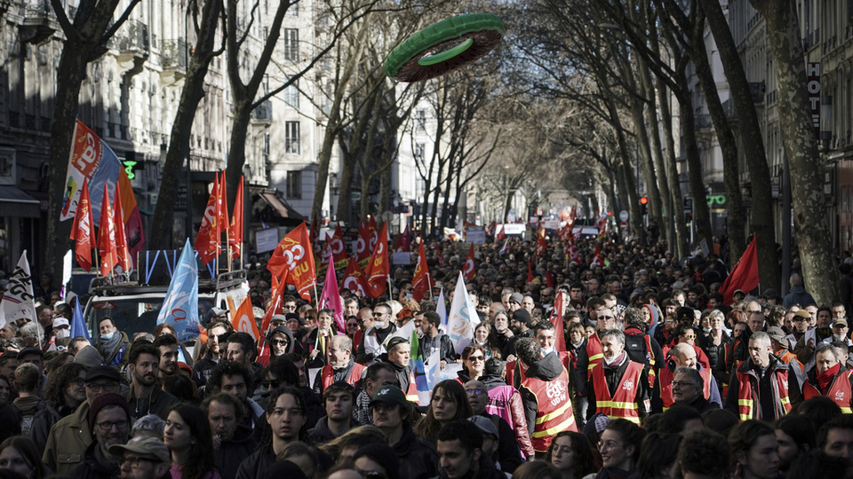 Fransa'da tartışmalı emeklilik reformu onaylandı