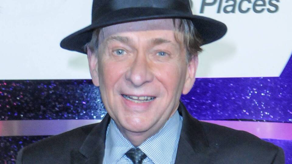 Ünlü şarkıcı hayatını kaybetti