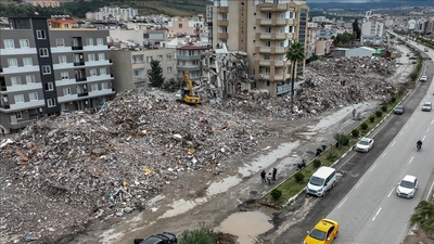 Deprem bölgesinde yıkılan binalara ilişkin 284 tutuklama